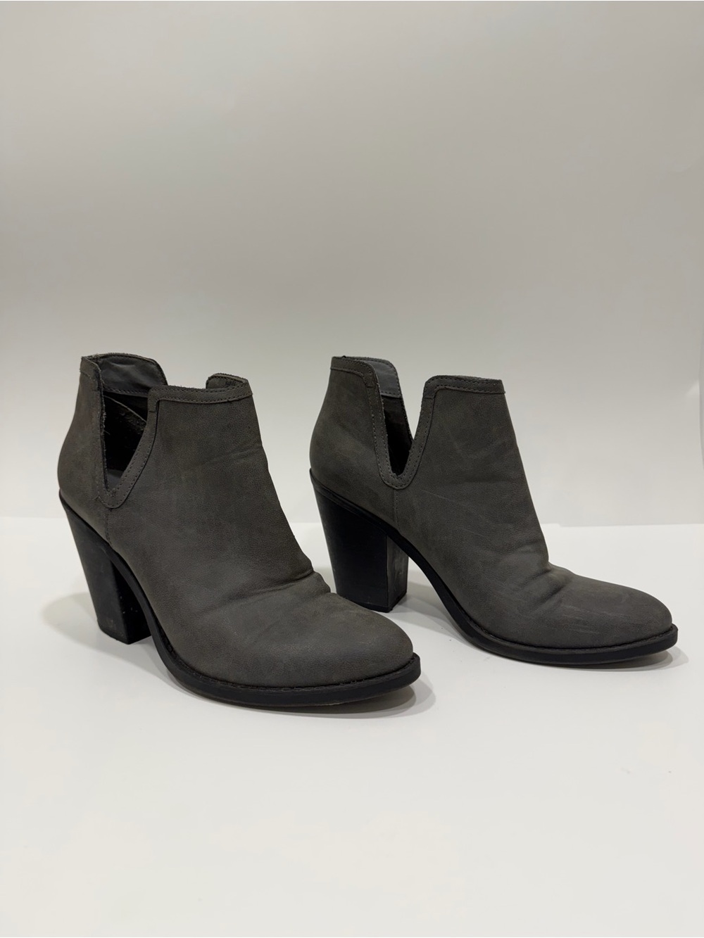 CURFEW Women's Gray Suede Block Heel Ankle Booties.                     SIZE 8.5